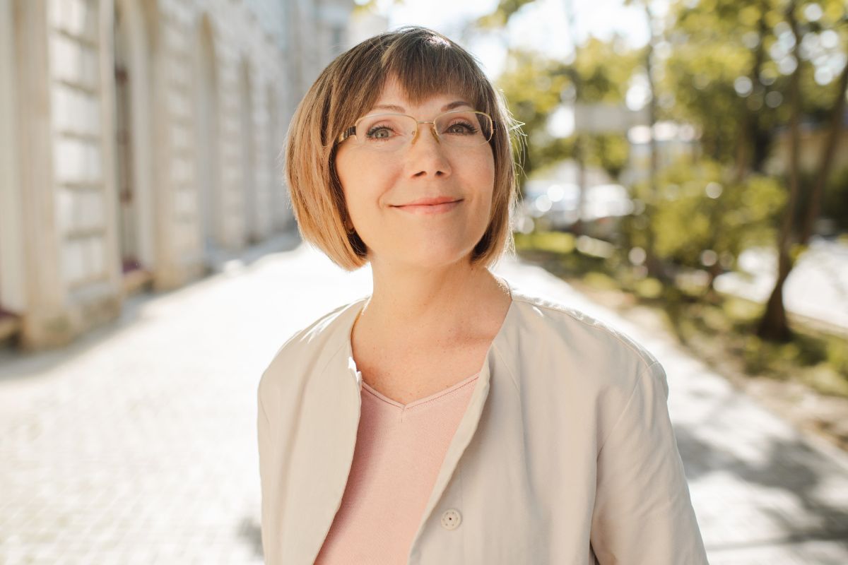 Uśmiechnięta kobieta w średnim wieku