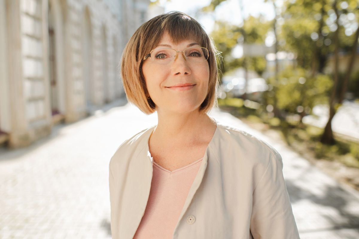 Uśmiechnięta kobieta w średnim wieku