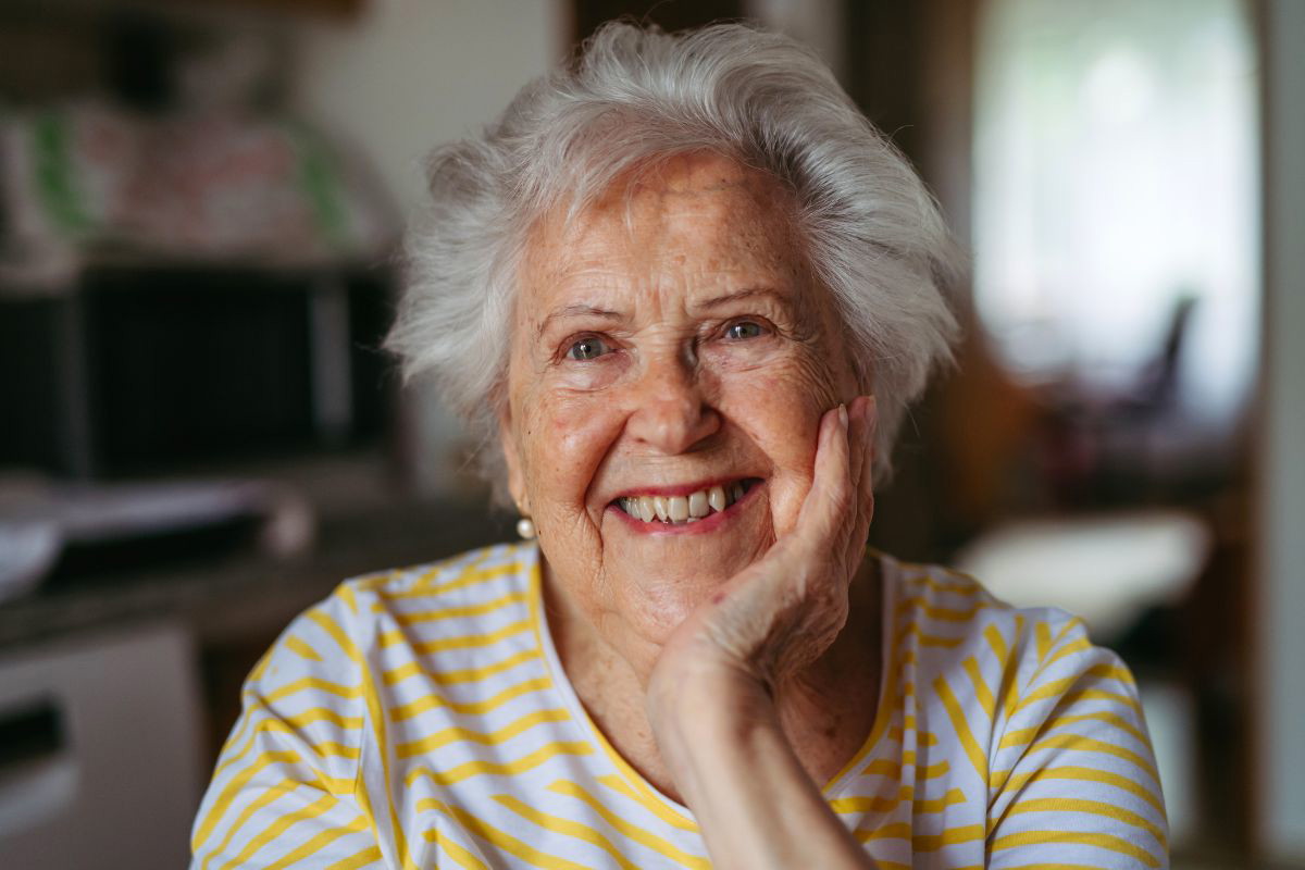 Uśmiechnięta starsza kobieta