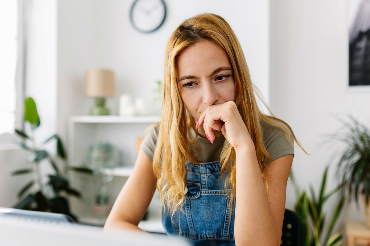 zamyślona kobieta przy biurku
