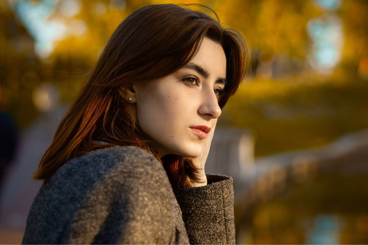 Zamyślona kobieta w jesiennym lesie