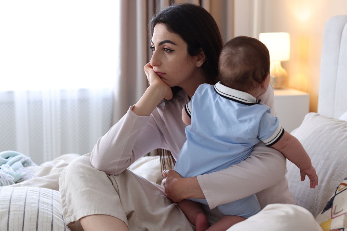 Zamyślona kobieta z dzieckiem