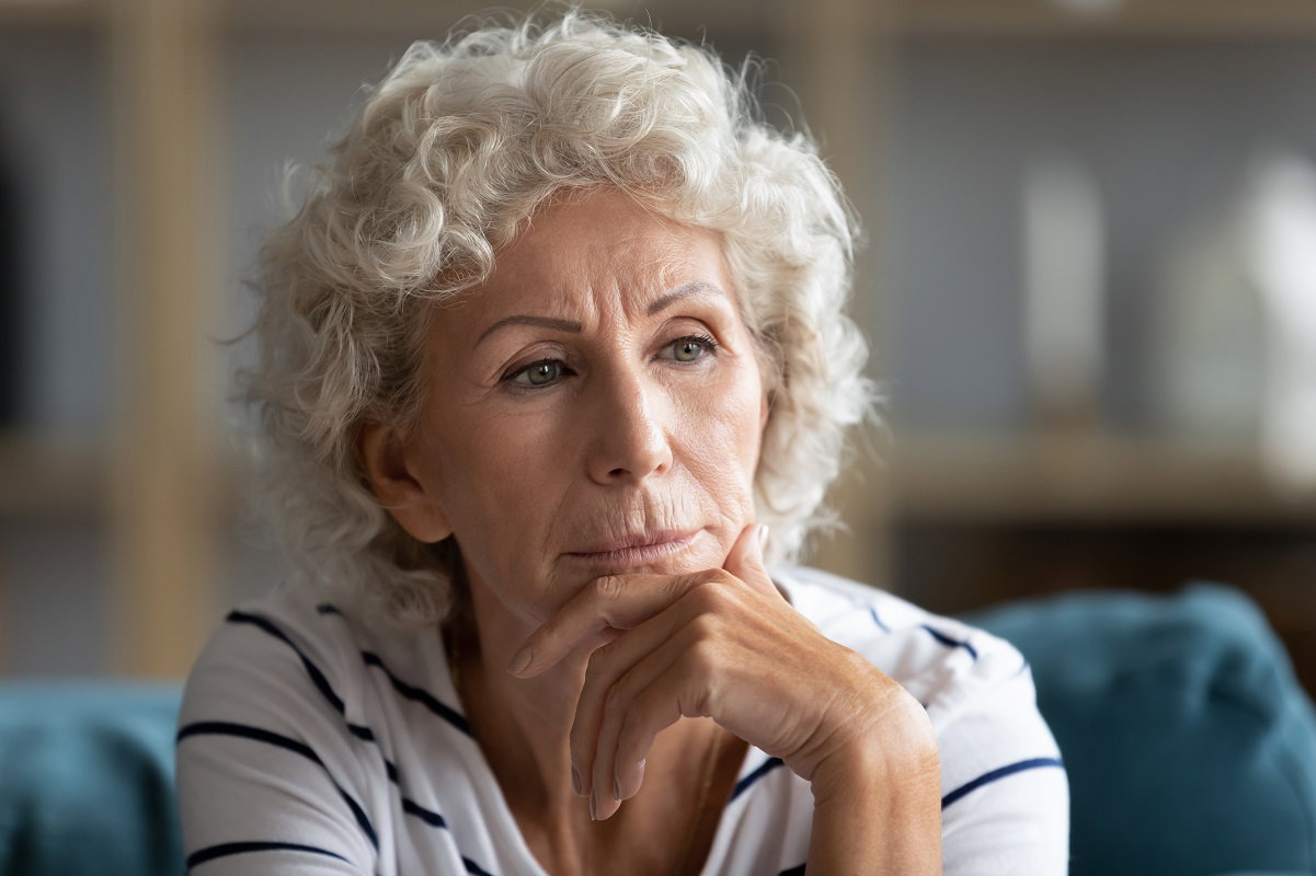 zamyślona seniorka