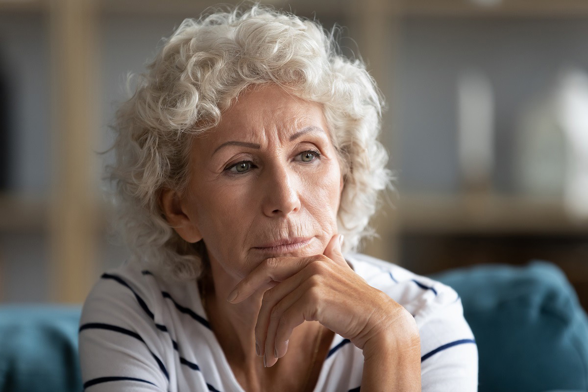 zamyślona seniorka