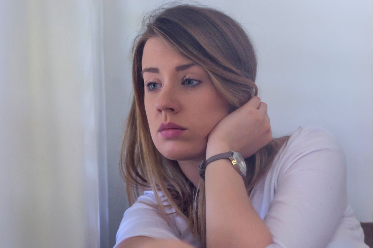 Zamyślona, smutna kobieta