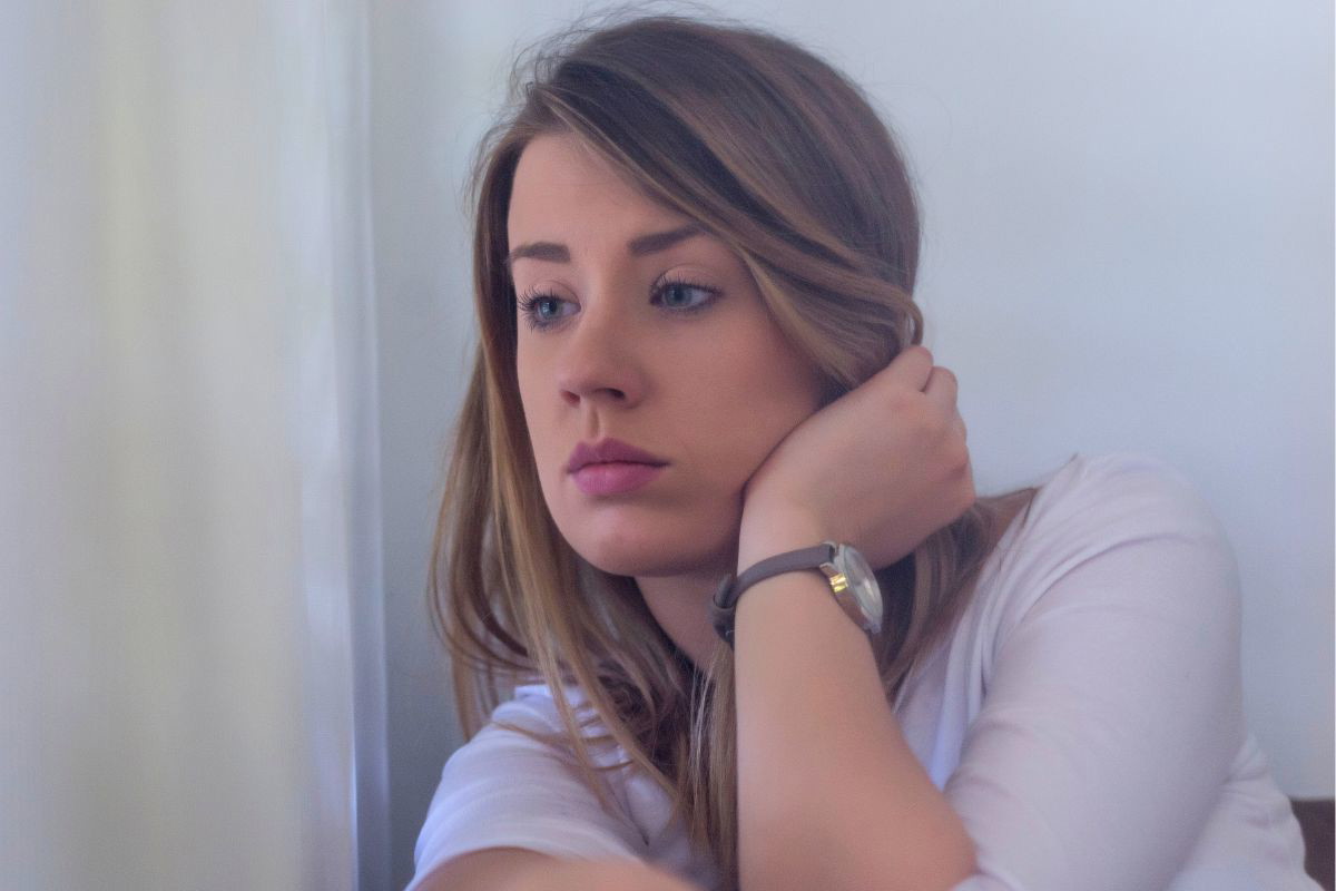 Zamyślona, smutna kobieta