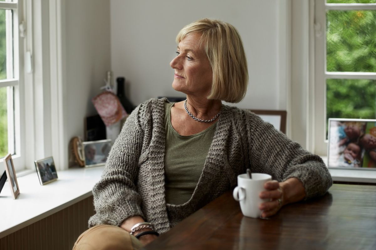 Zamyślona starsza kobieta