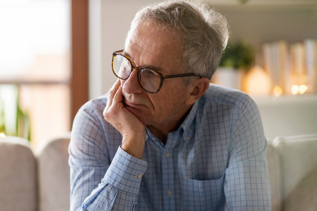 zamyślony mężczyzna