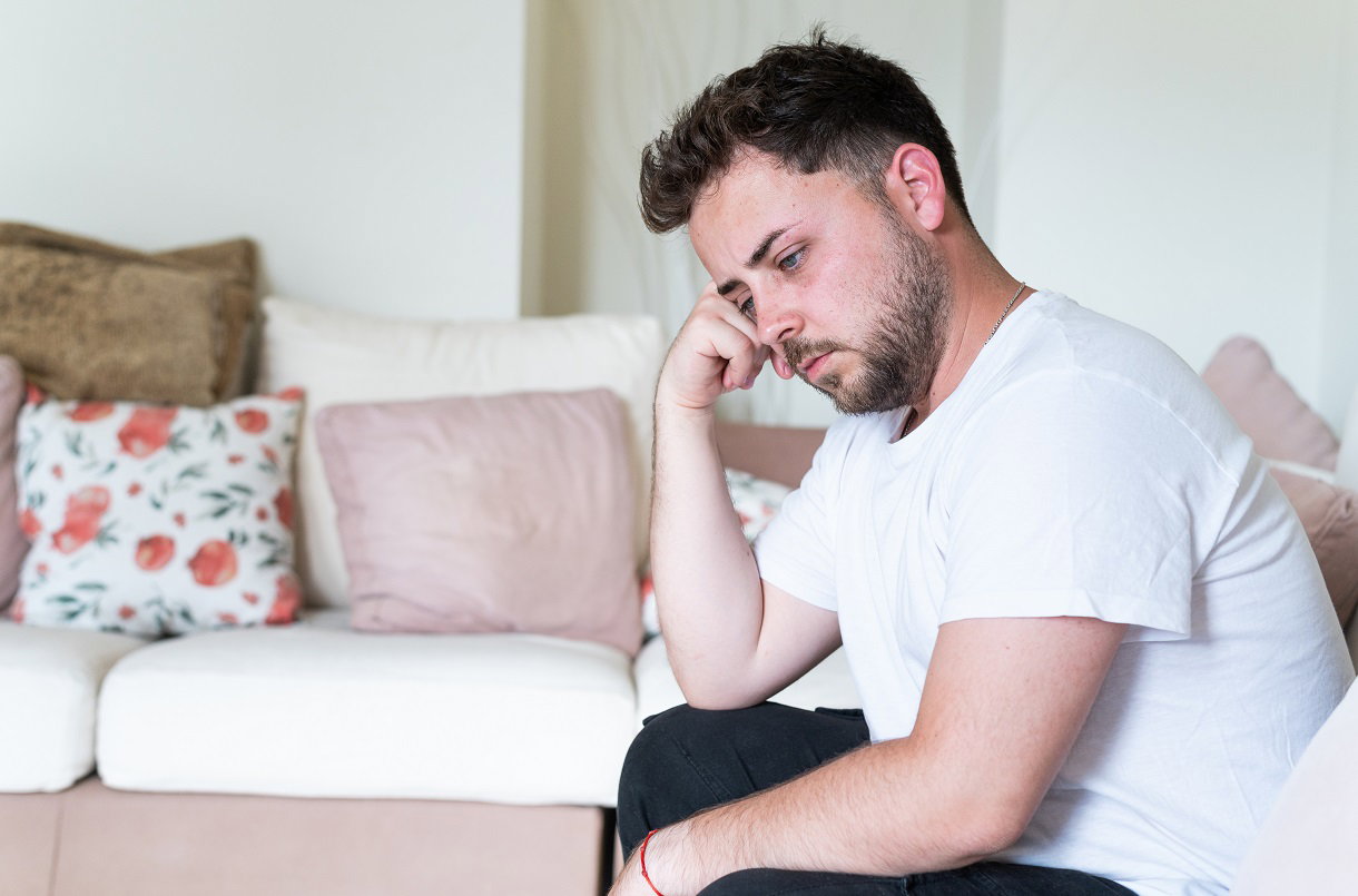 zamyślony mężczyzna