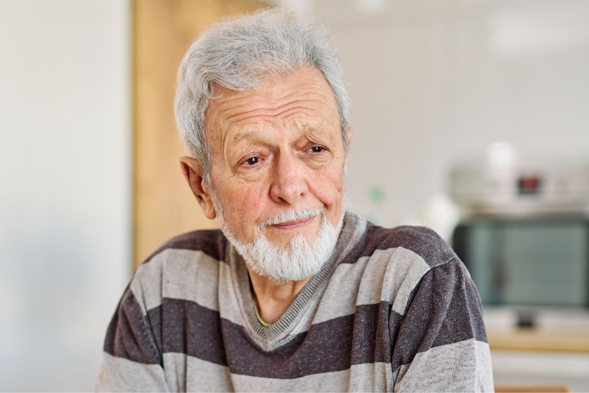 Zamyślony starszy mężczyzna