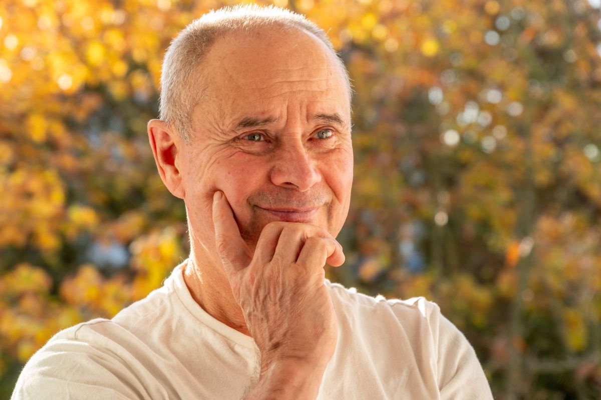 Zamyślony starszy mężczyzna
