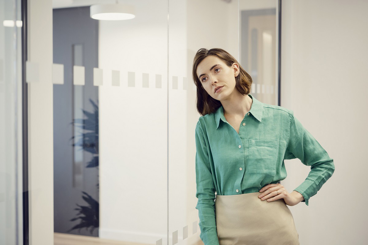 zmartwiona kobieta w biurze