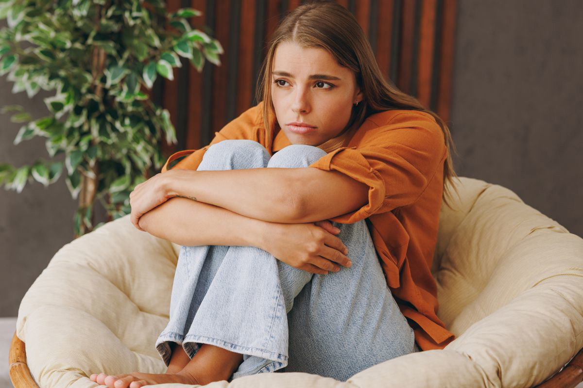 Zmartwiona młoda kobieta