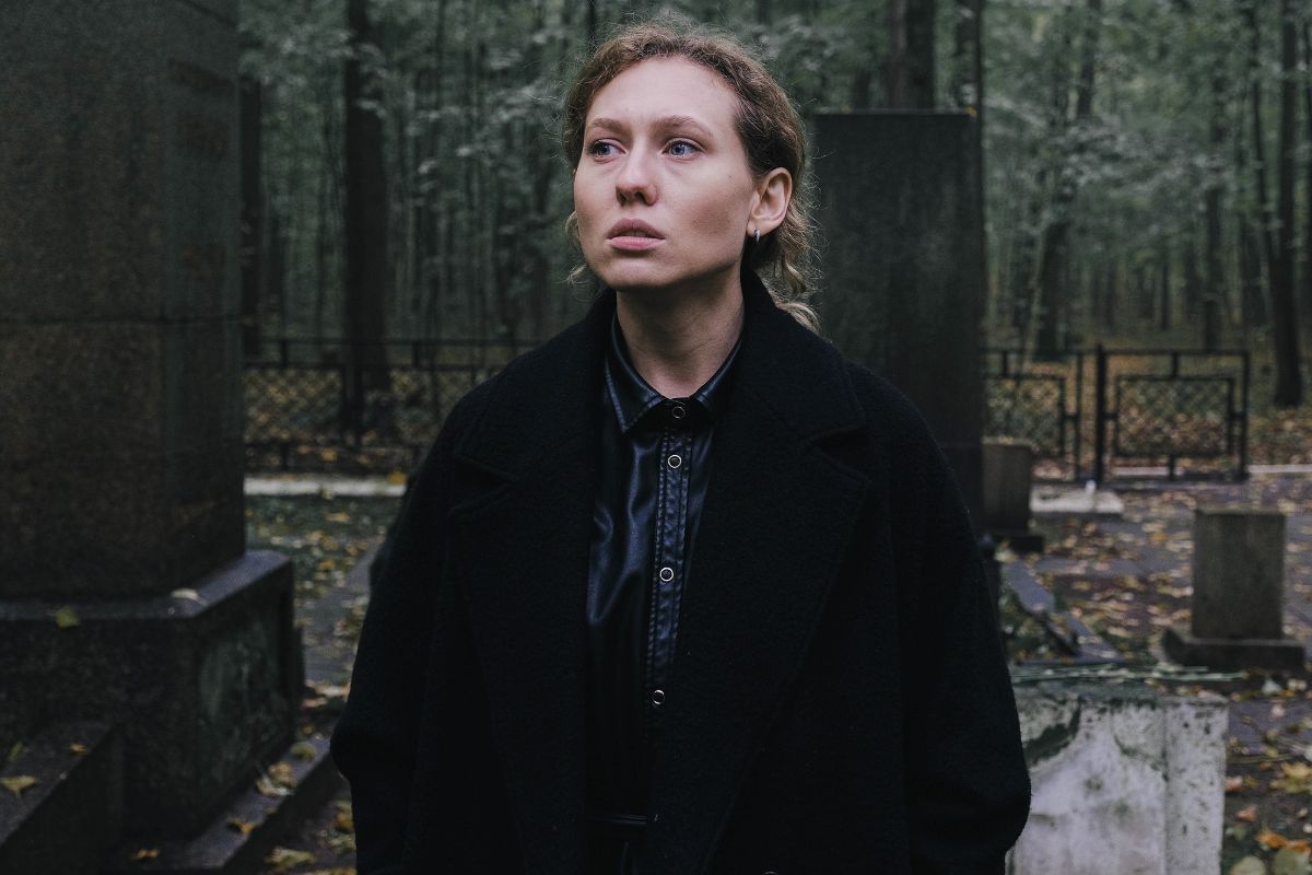 Kobieta na cmentarzu