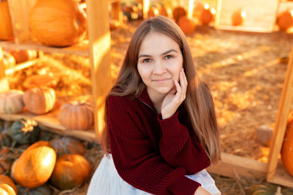 kobieta na dyniowym polu