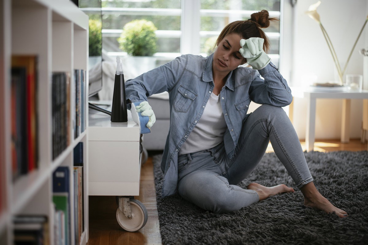 kobieta sprzątająca dom