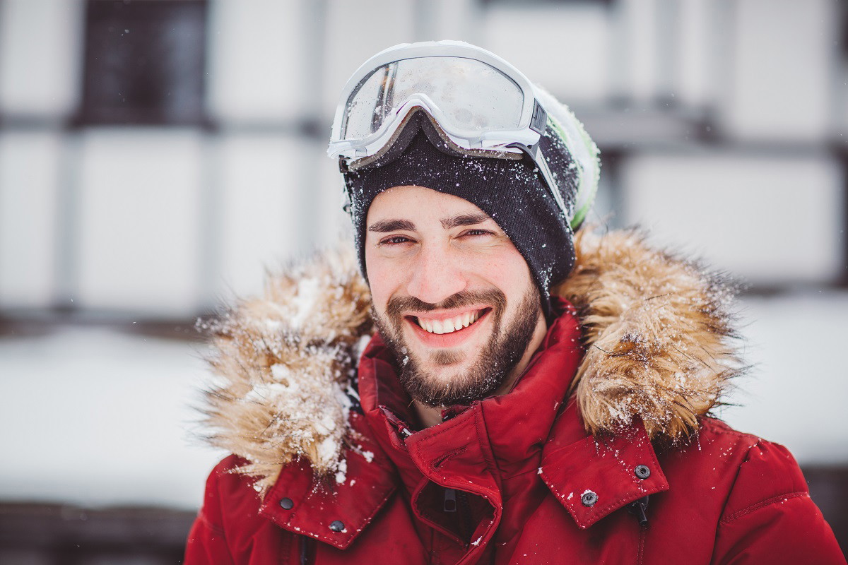 mężczyzna na nartach