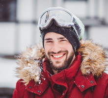 mężczyzna na nartach