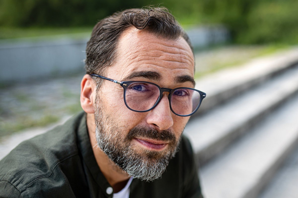 mężczyzna na schodach