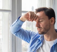 mężczyzna przy oknie