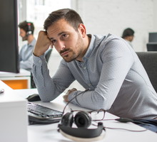 mężczyzna w biurze