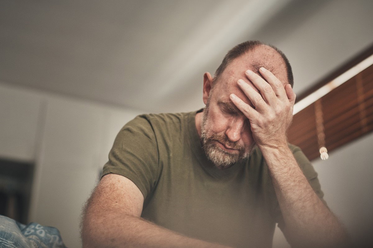 mężczyzna w sypialni