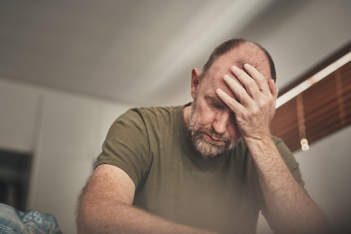 mężczyzna w sypialni