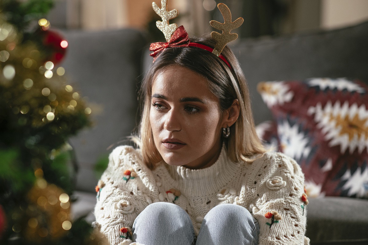 smutna kobieta przy choince