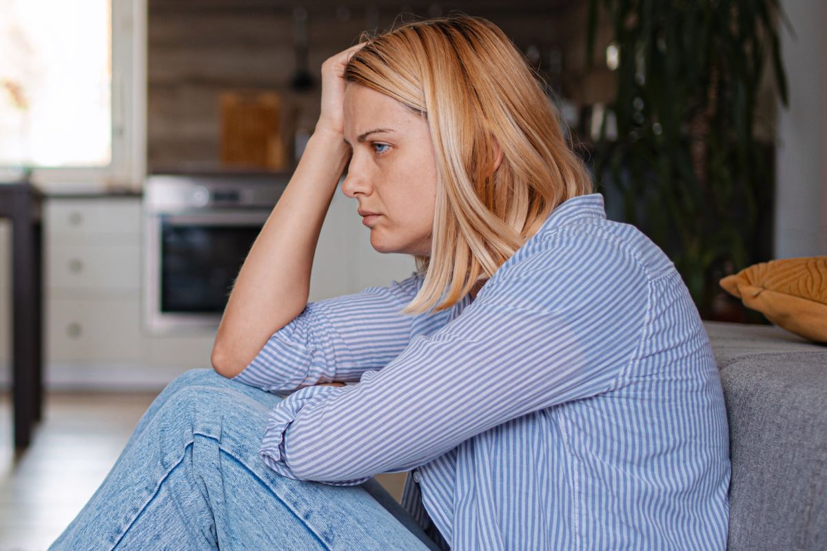 Smutna kobieta w kuchni