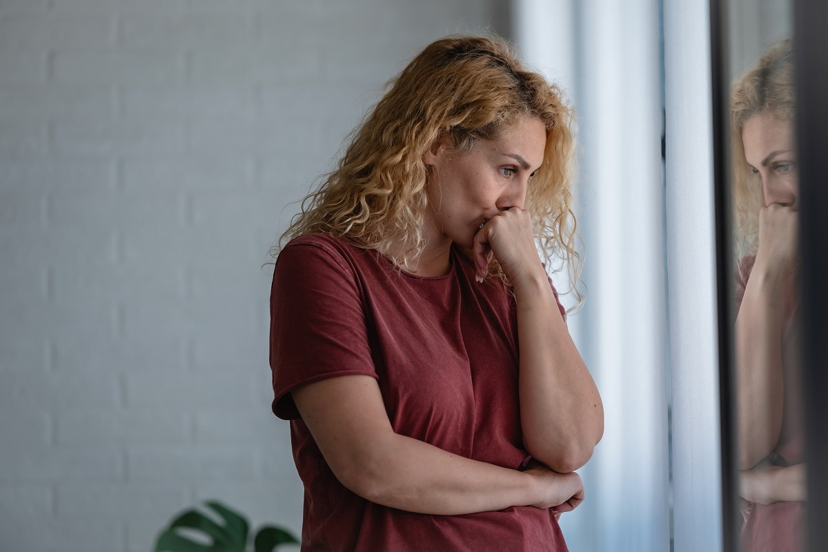 smutna kobieta w oknie