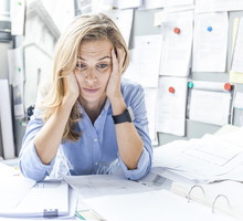 smutna kobieta w pracy