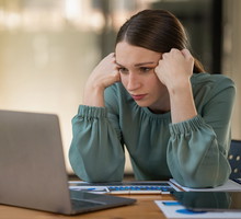 smutna kobieta w pracy