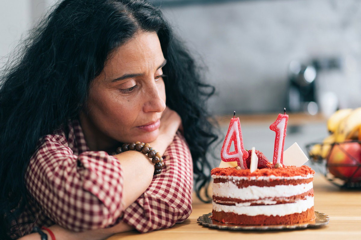 smutna kobieta w urodziny