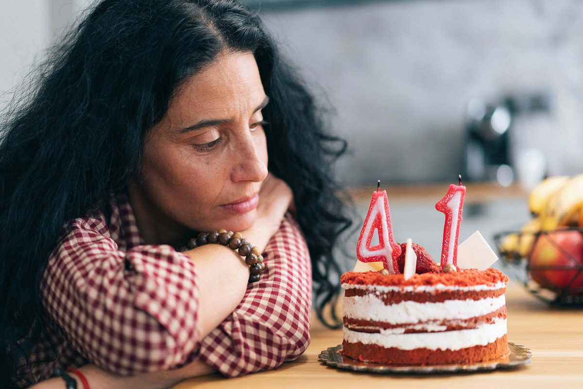 smutna kobieta w urodziny