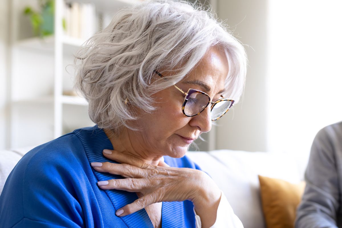 Smutna starsza kobieta