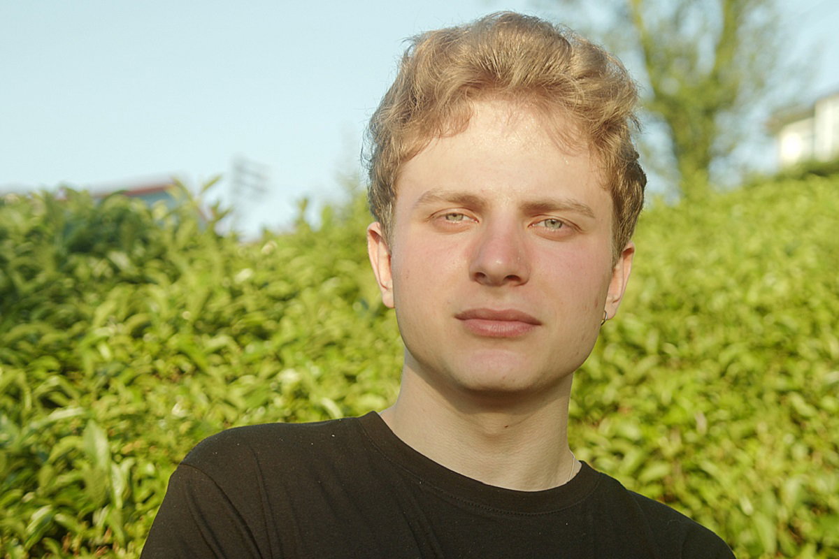 smutny młody chłopak