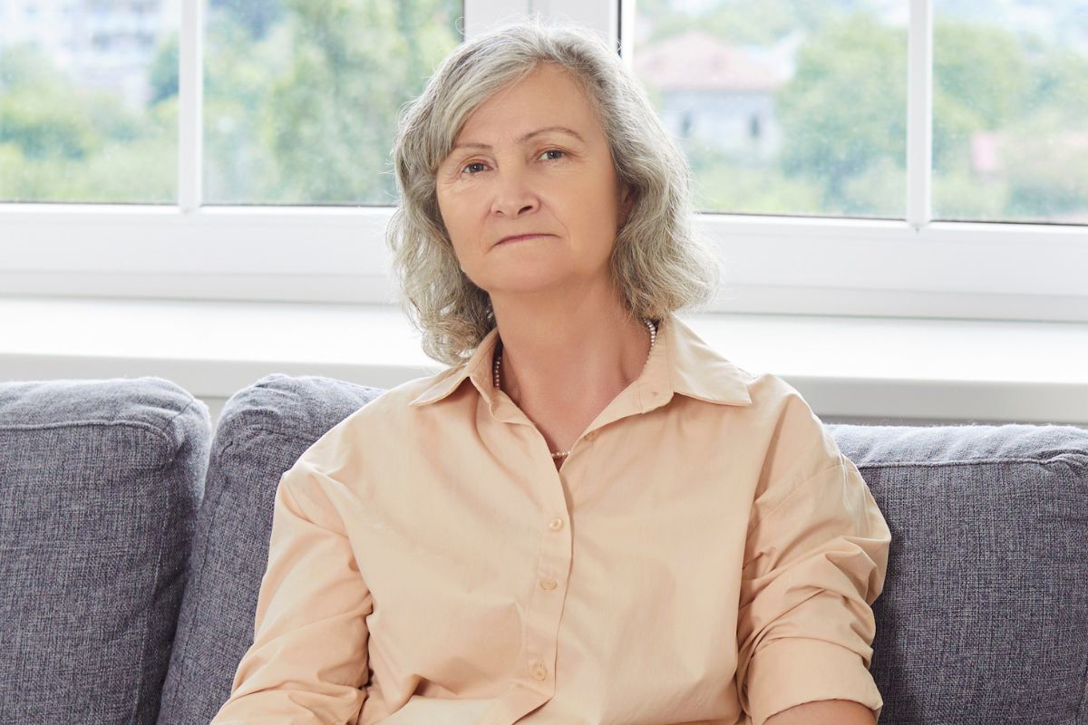 Starsza kobieta na kanapie