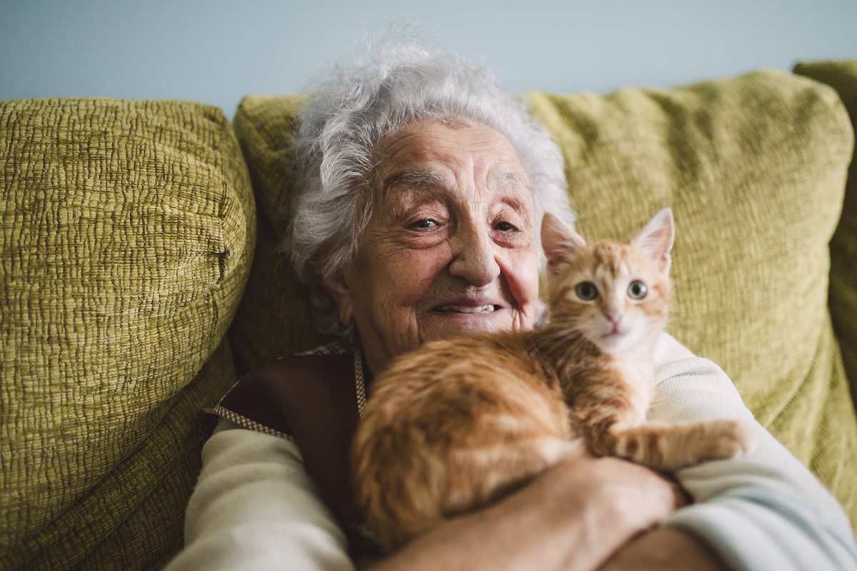 starsza pani z kotem