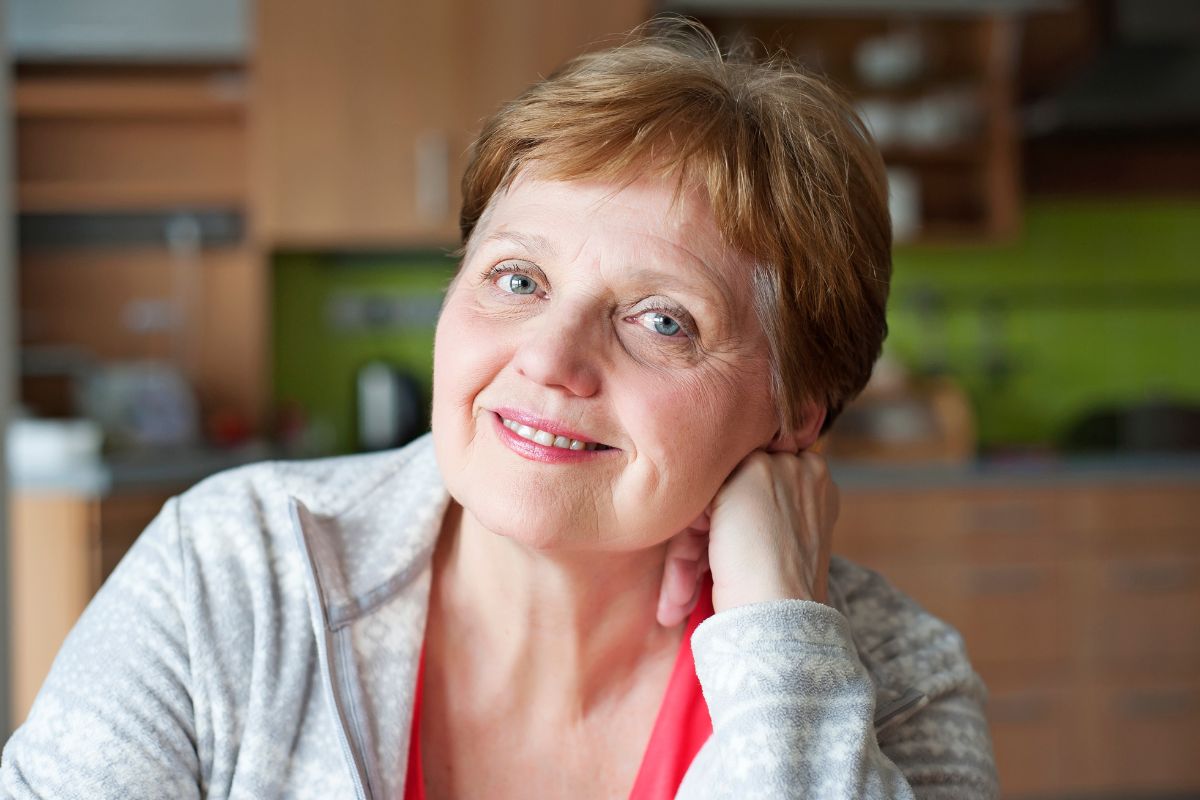 Uśmiechnięta kobieta w średnim wieku