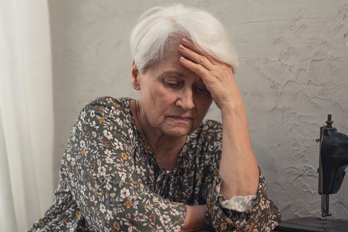 Załamana starsza kobieta