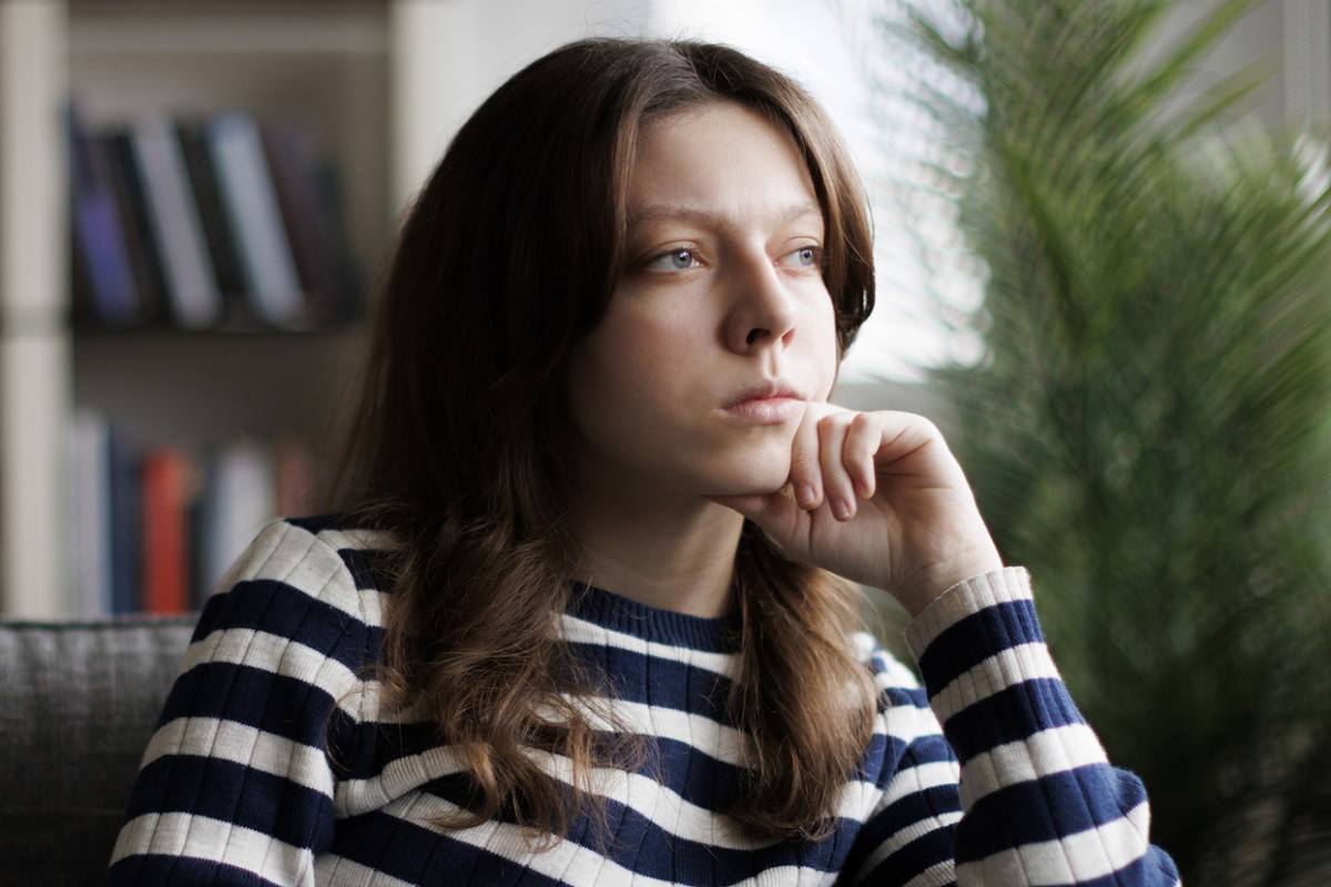zamyślona dziewczyna