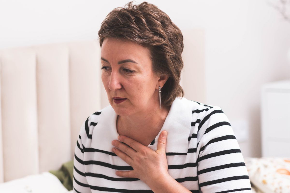 Zamyślona kobieta w średnim wieku