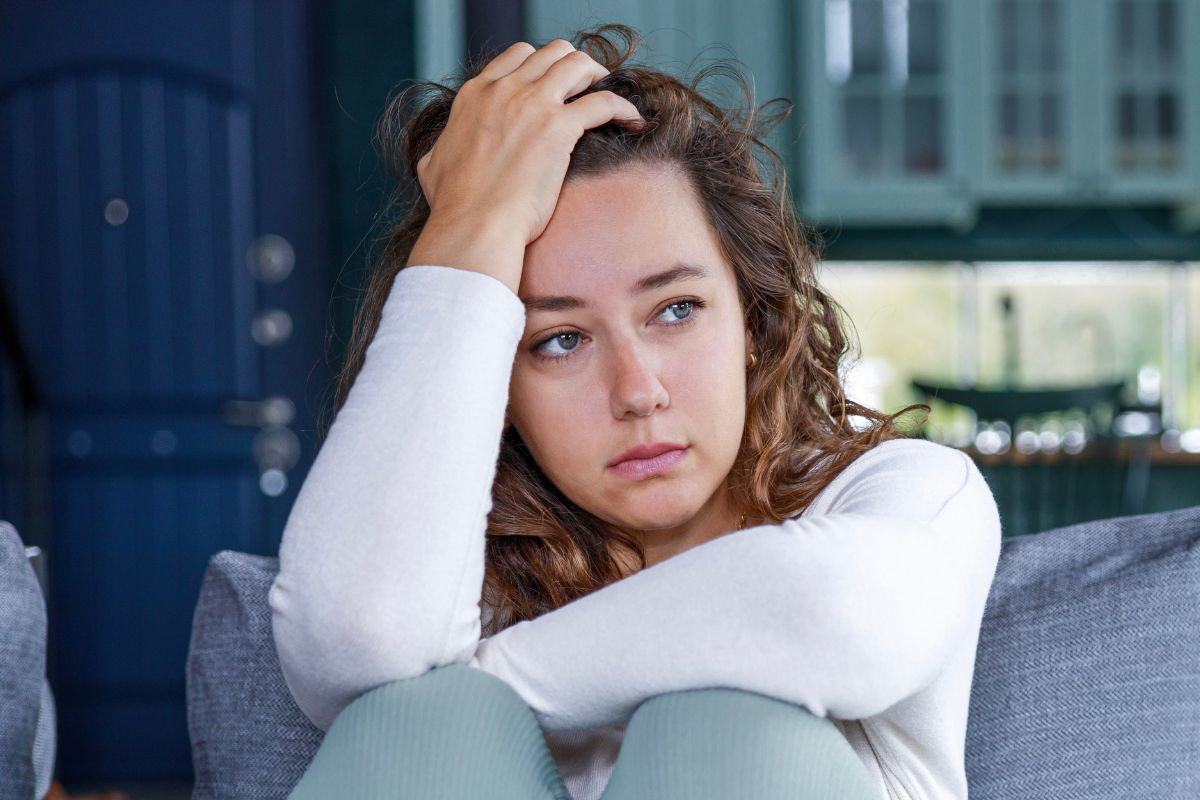 Zamyślona młoda kobieta