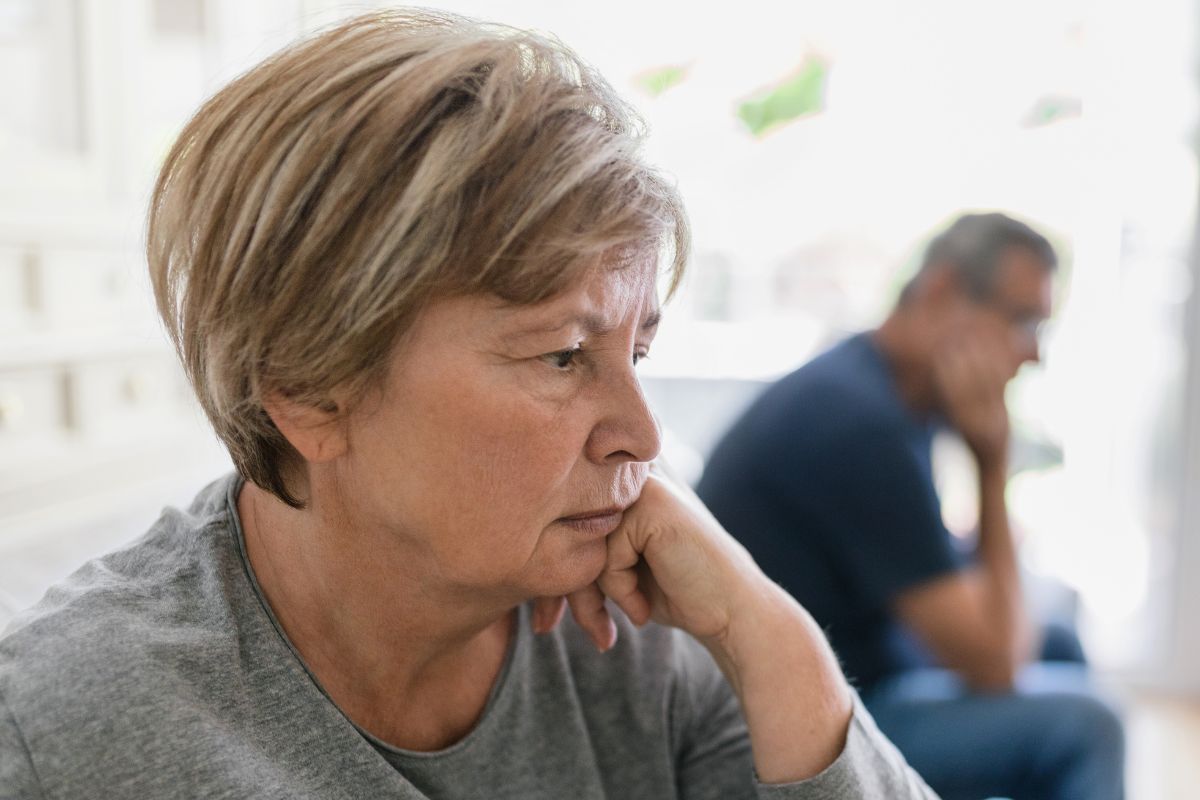 Zamyślona starsza kobieta