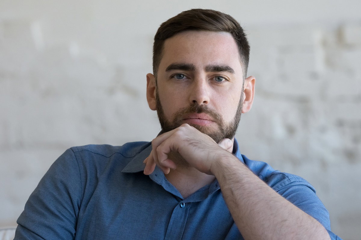 zamyślony mężczyzna