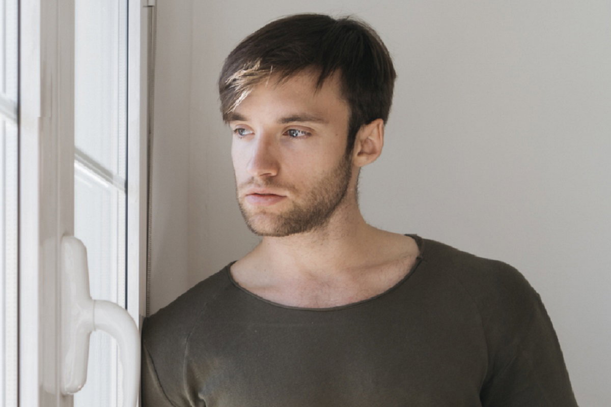 zamyślony mężczyzna