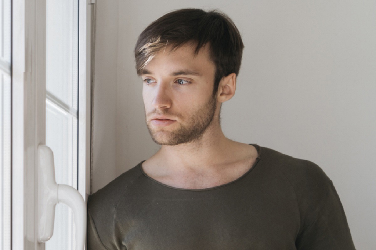 zamyślony mężczyzna