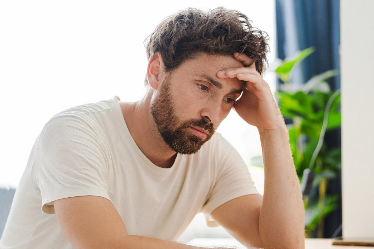 zamyślony mężczyzna