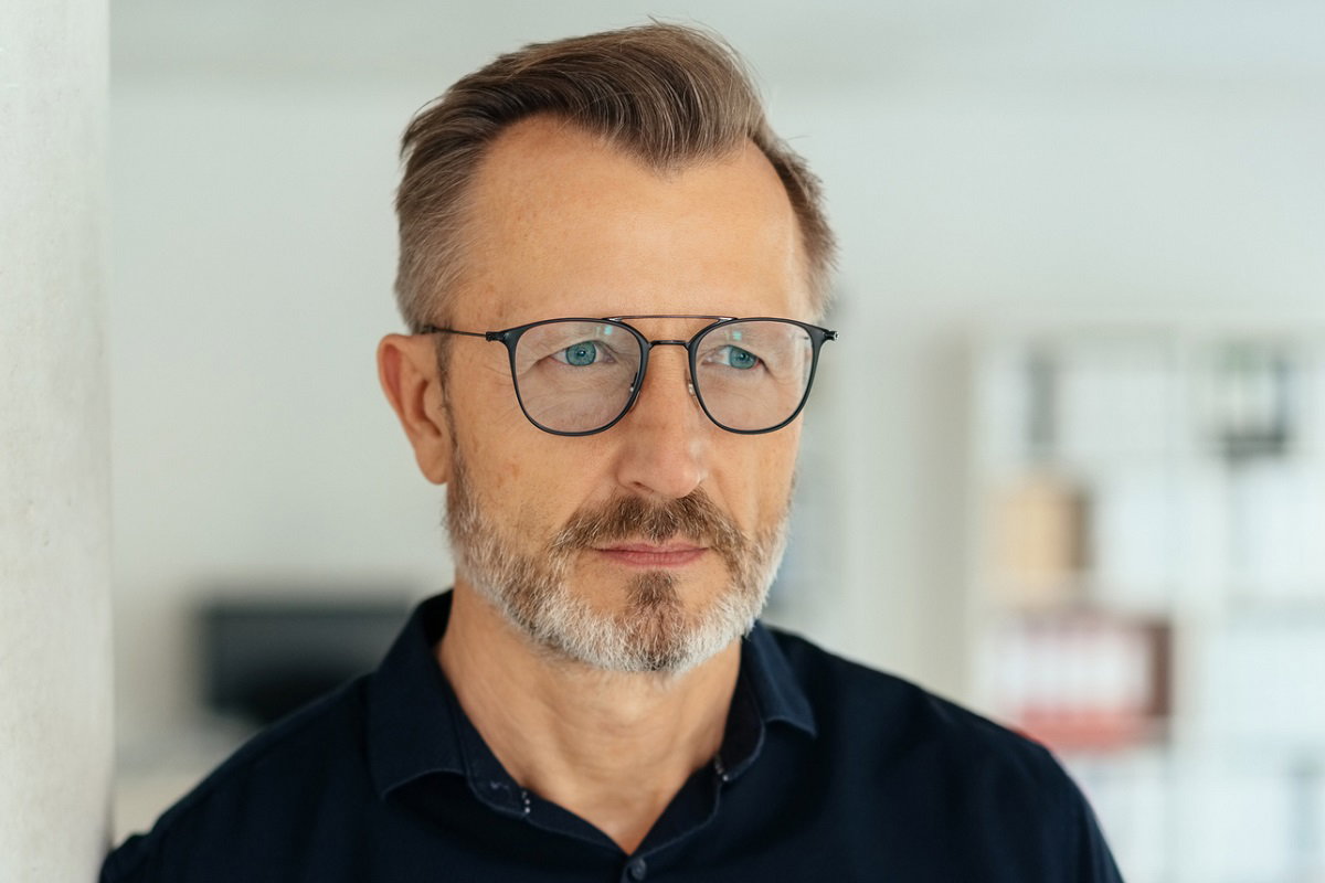 zamyślony mężczyzna