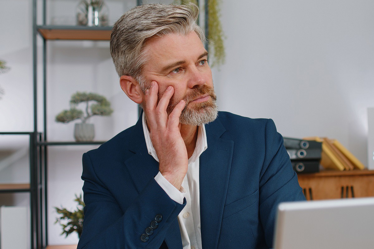 zamyślony mężczyzna